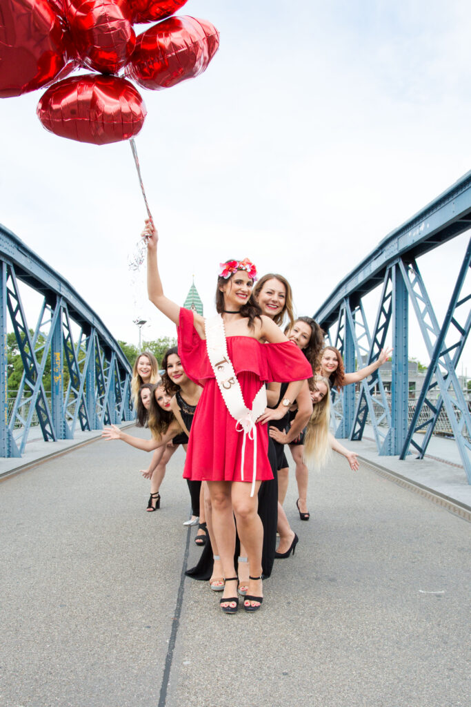 JGA Gruppenbild mit mehren Frauen auf der Wiwili-Brücke in Freiburg